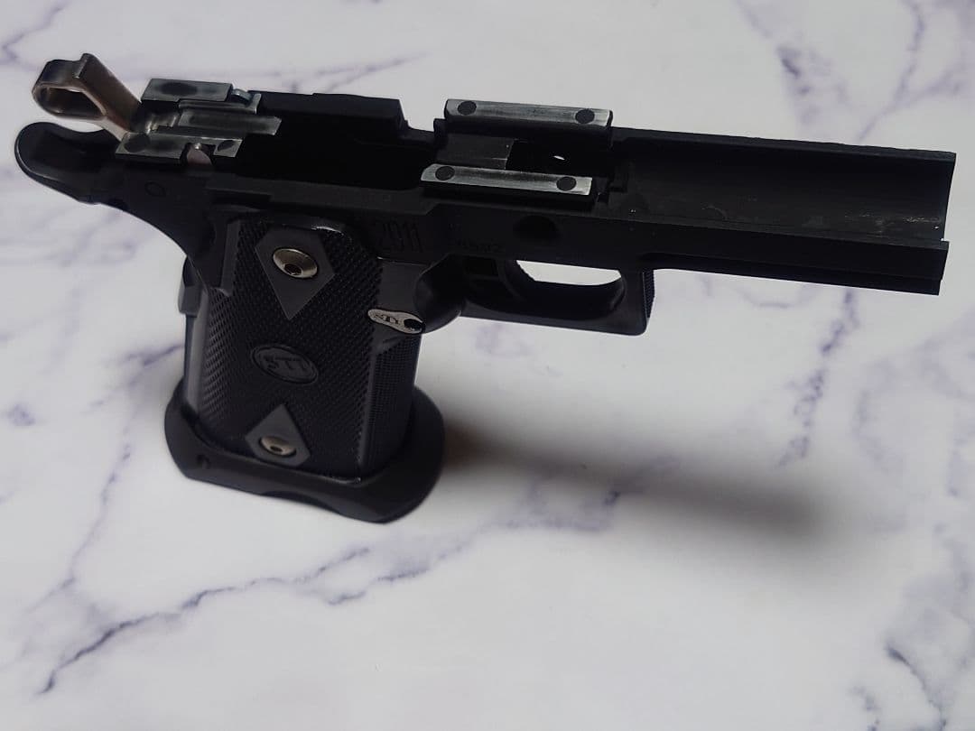 STI 2011 ミドルフレーム + グリップ 東京マルイ ハイキャパ 用 - メルカリ