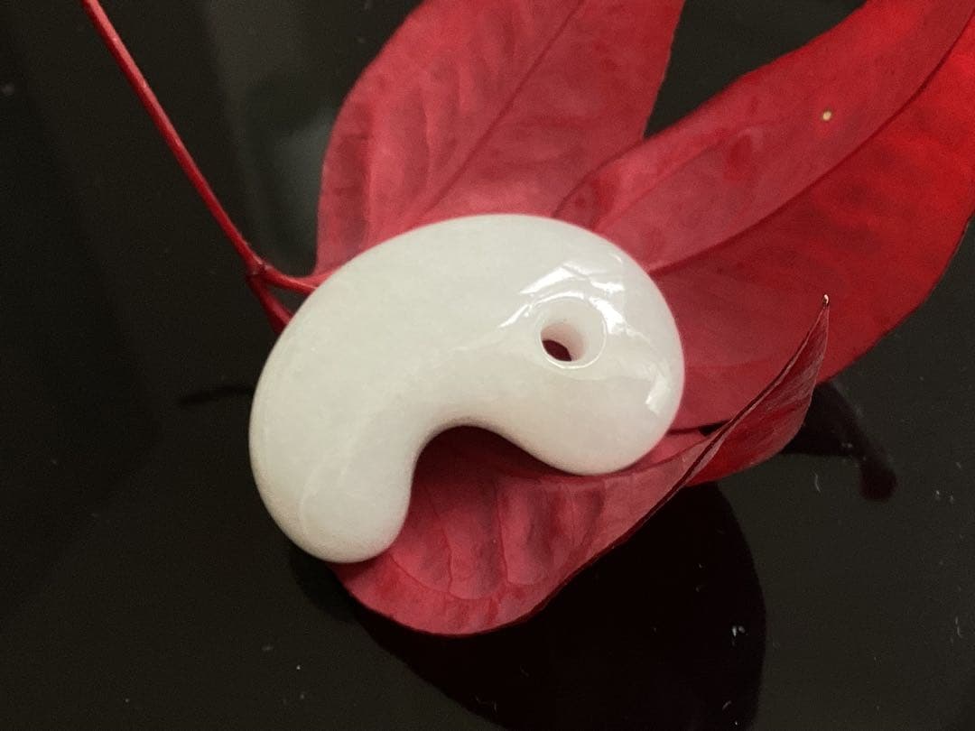 ✳正規専門店70万円以上の最上位レベル 糸魚川氷翡翠勾玉 最高峰の逸品