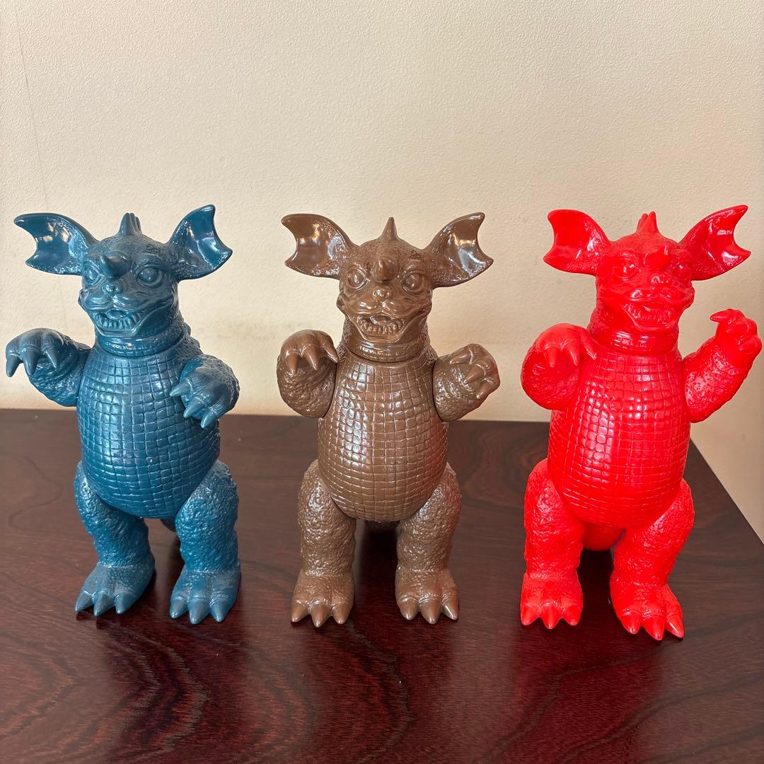 M1号 マルサン復刻 バラゴン3体セット　ソフビ M1号マルサン復刻バラゴン（イリサワ限定Ver.） - スポンサー広告