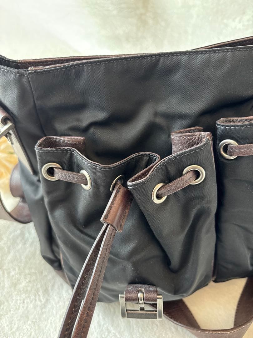 プラダ ショルダーバッグ メッセンジャーバッグ 大容量エンボスロゴ 鞄