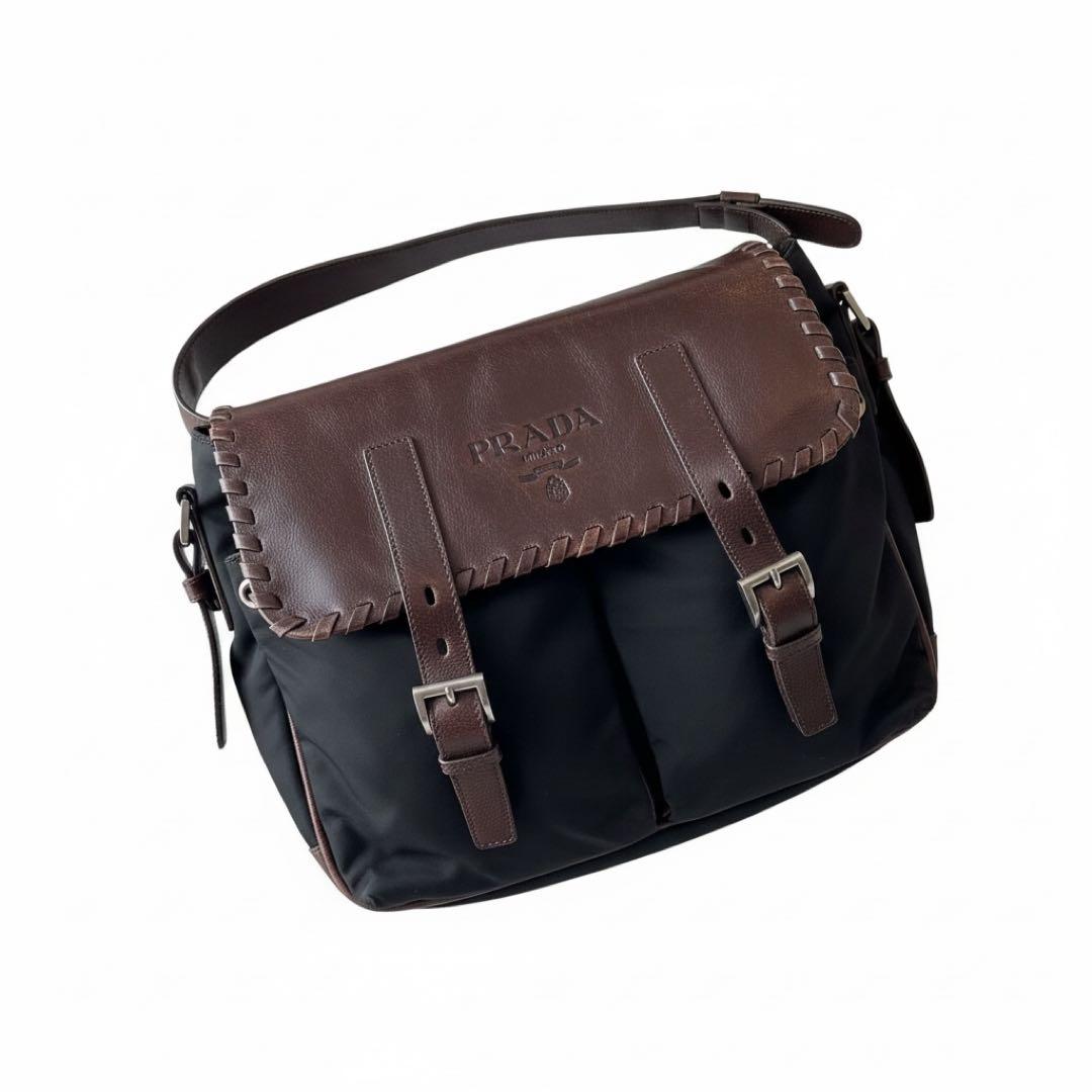 プラダ ショルダーバッグ メッセンジャーバッグ 大容量エンボスロゴ 鞄