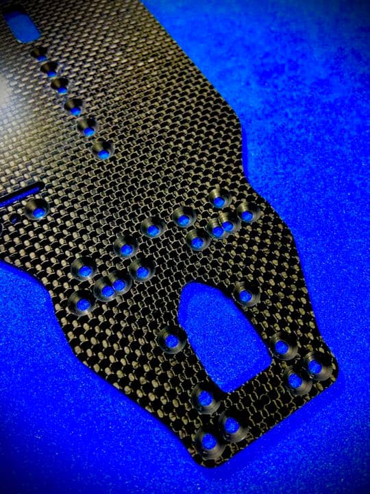 XRAY T4 2020 メインシャーシ 2.2㎜ 艶あり平織カーボン 蕨山