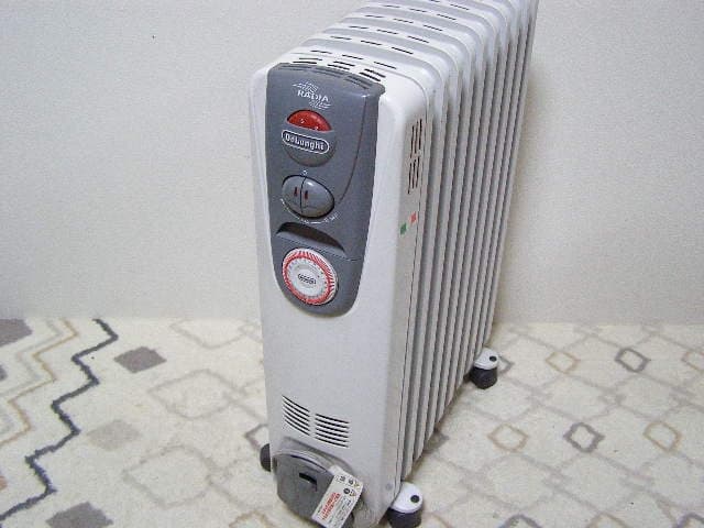 オイルヒーターデロンギ HR031015EC 9枚フィン（送料込み） - メルカリ