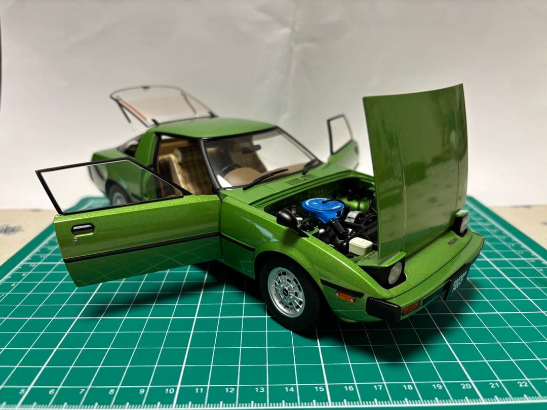 オートアート1/18 マツダ サバンナRX-7(SA22C) - メルカリ