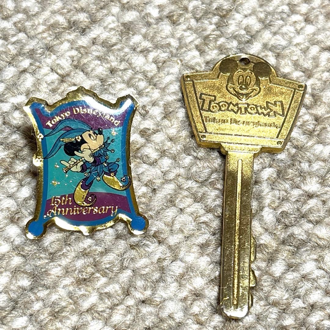 ディズニー 記念 鍵型キーホルダー トゥーンタウン&15周年ピンバッジ