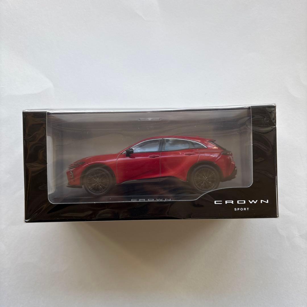 【未使用・非売品】トヨタ CROWN SPORT レッドミニカー　1/30 トヨタ CROWN SPORT クラウン スポーツ 1/30カラーサンプル