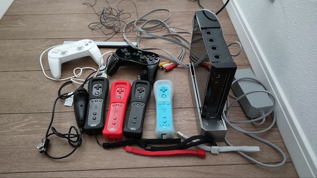 動作OK】Wii本体 リモコン4つ ヌンチャク1 コントローラー2 - メルカリ