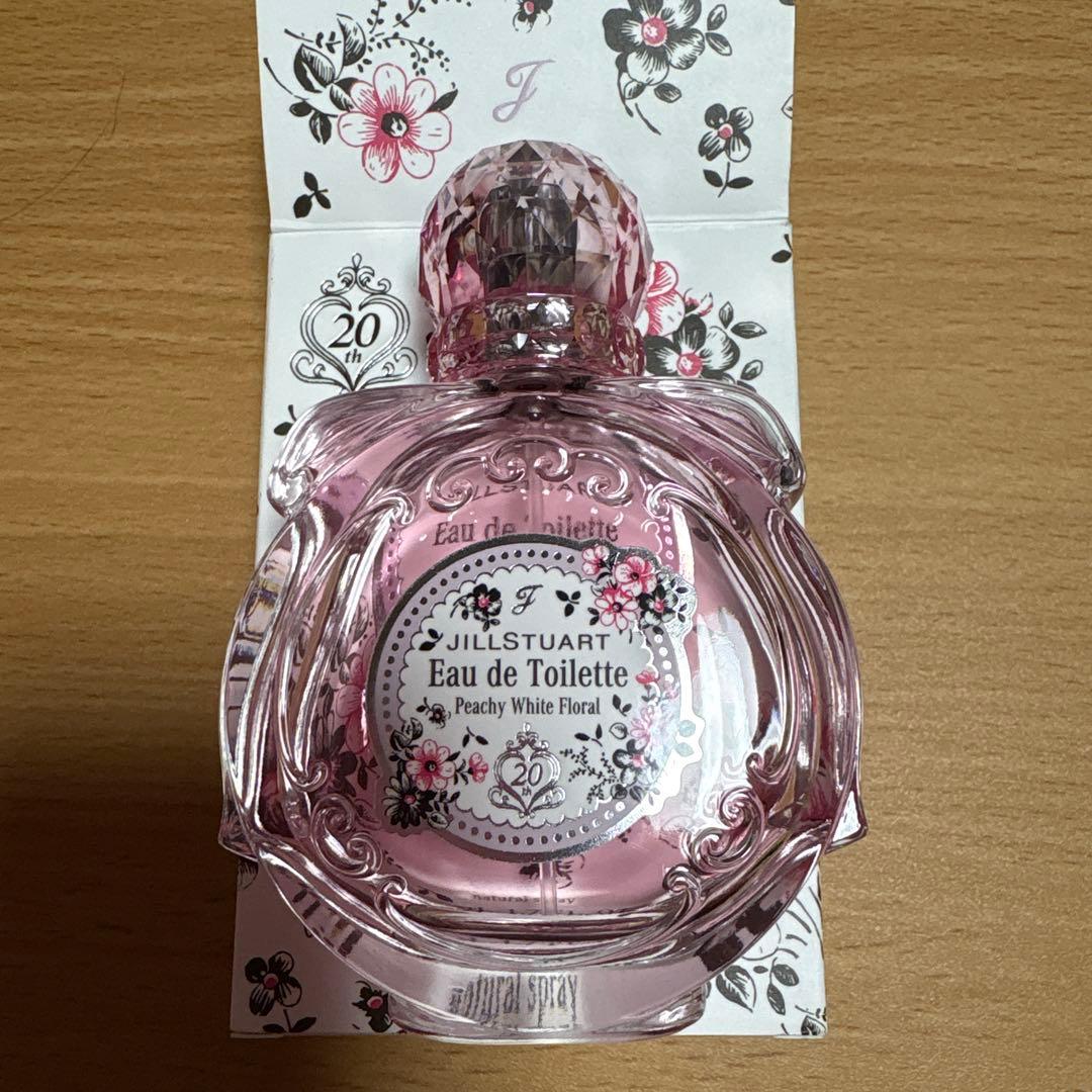 ジルスチュアート ピーチホワイトフローラルオードトワレ(限定) - メルカリ