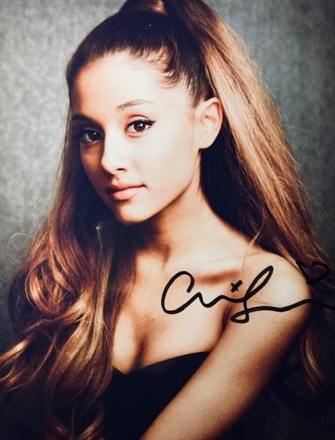 アリアナ・グランデ 直筆サイン入り写真【サイズ 20cmX25cm】tnu9