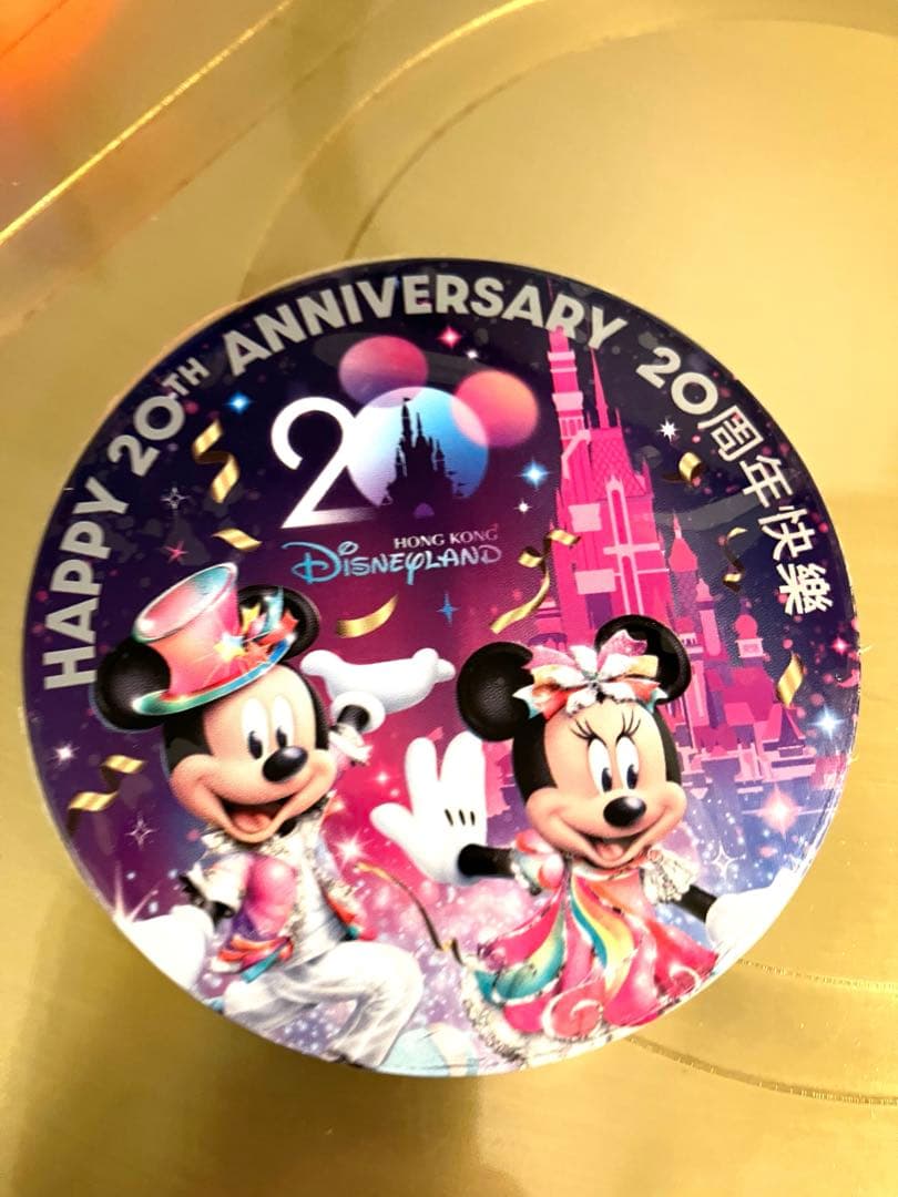 香港ディズニーランド 20周年記念 配布缶バッジ - メルカリ
