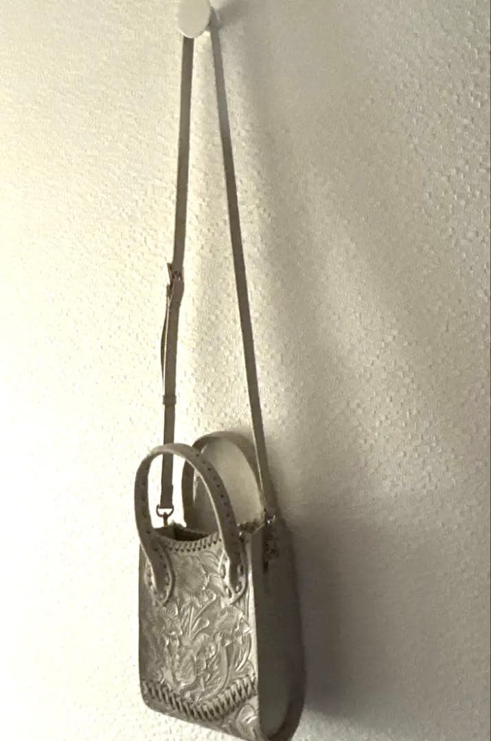 Carving Tribes エンボス花柄ショルダーバッグ - メルカリ