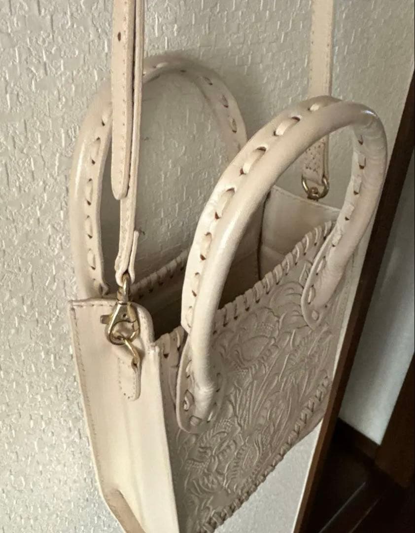 Carving Tribes エンボス花柄ショルダーバッグ - メルカリ