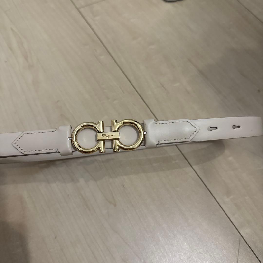 フェラガモ ベルト ダブルガンチーニ ベージュ ホワイトの通販はau PAY