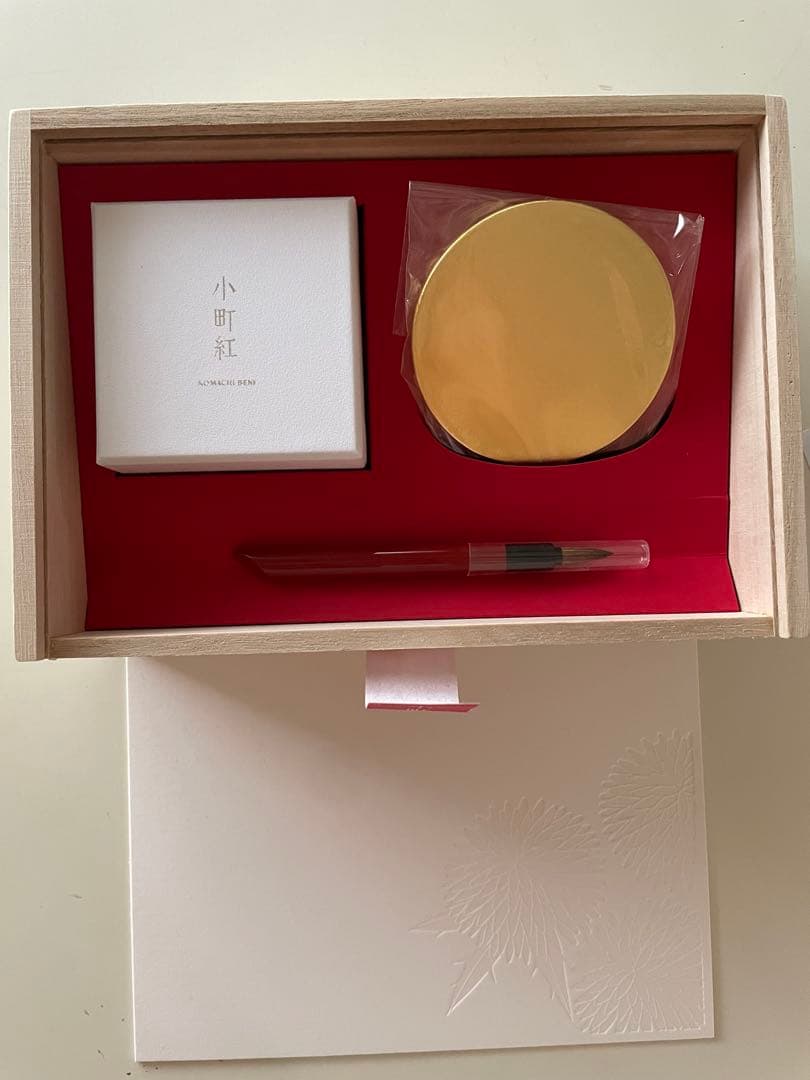 美品 小町紅 伊勢半 華 セット 未使用の熊野筆 金箔手鏡付き 小町紅 ご予約専用ページ】 - 伊勢半HD【公式】 伊勢半 紅 オンライン