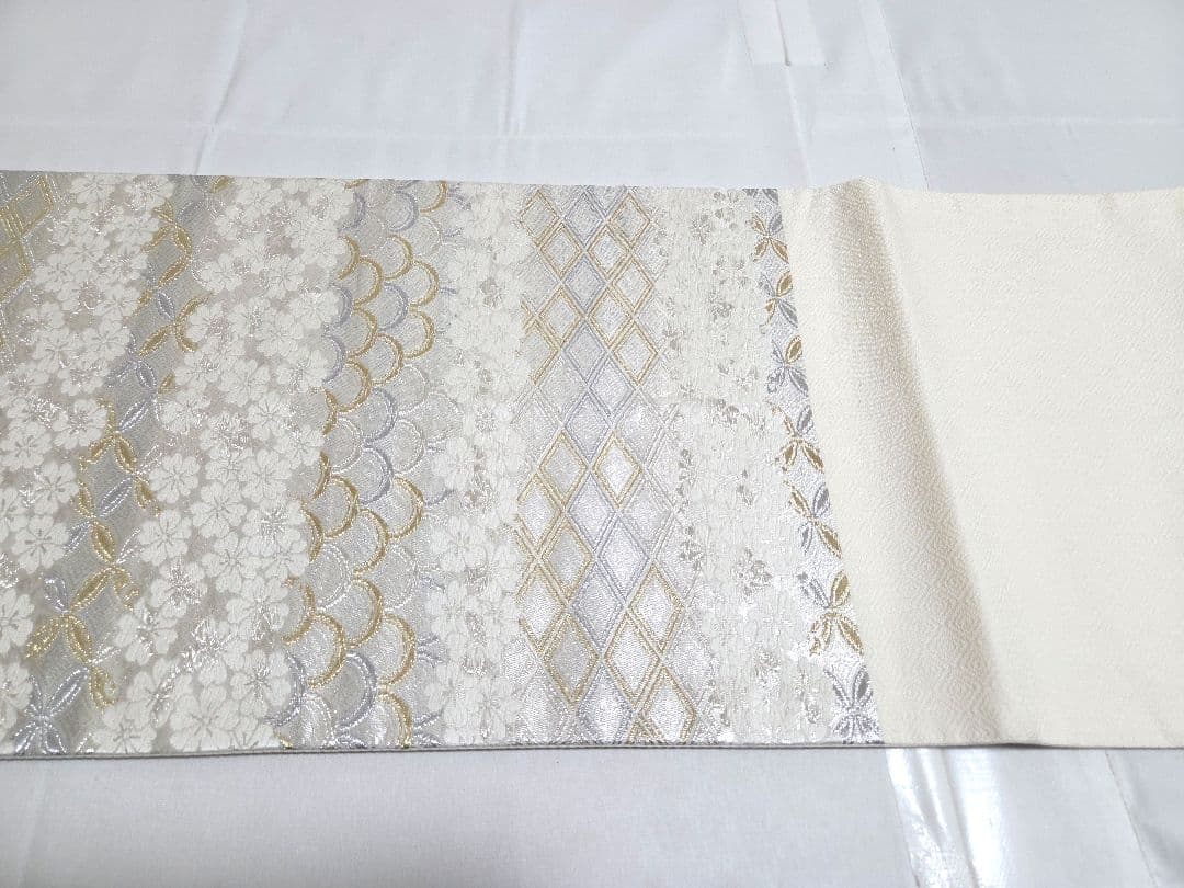 H 西陣織 有職文様 金銀糸 桜 白 青海波 七宝 六通 正絹 フォーマルな