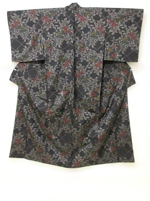 本場泥大島紬：美品：桧垣と赤と黄色い椿：袷正絹着物：7号：しつけ糸