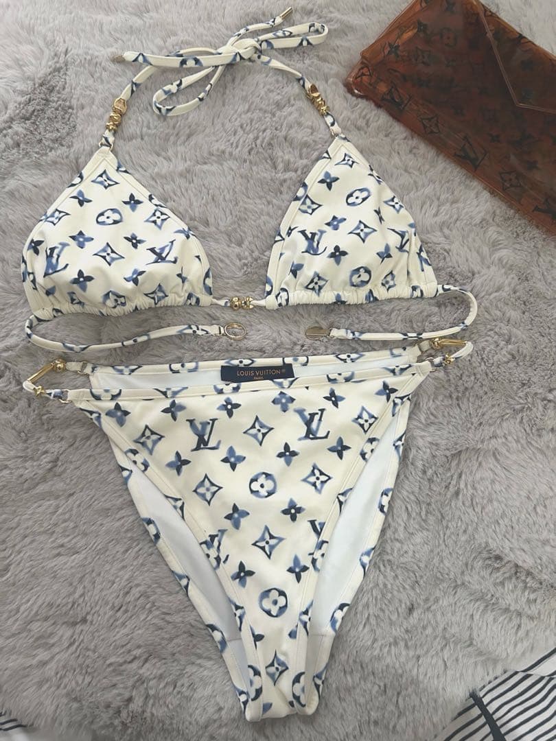 ルイヴィトン アクアレル モノグラム ビキニトップ36 新作ビキニ半額以下！！ V金具がお洒落☆セットで欲しい】ルイヴィトン ビキニ トップ (Louis
