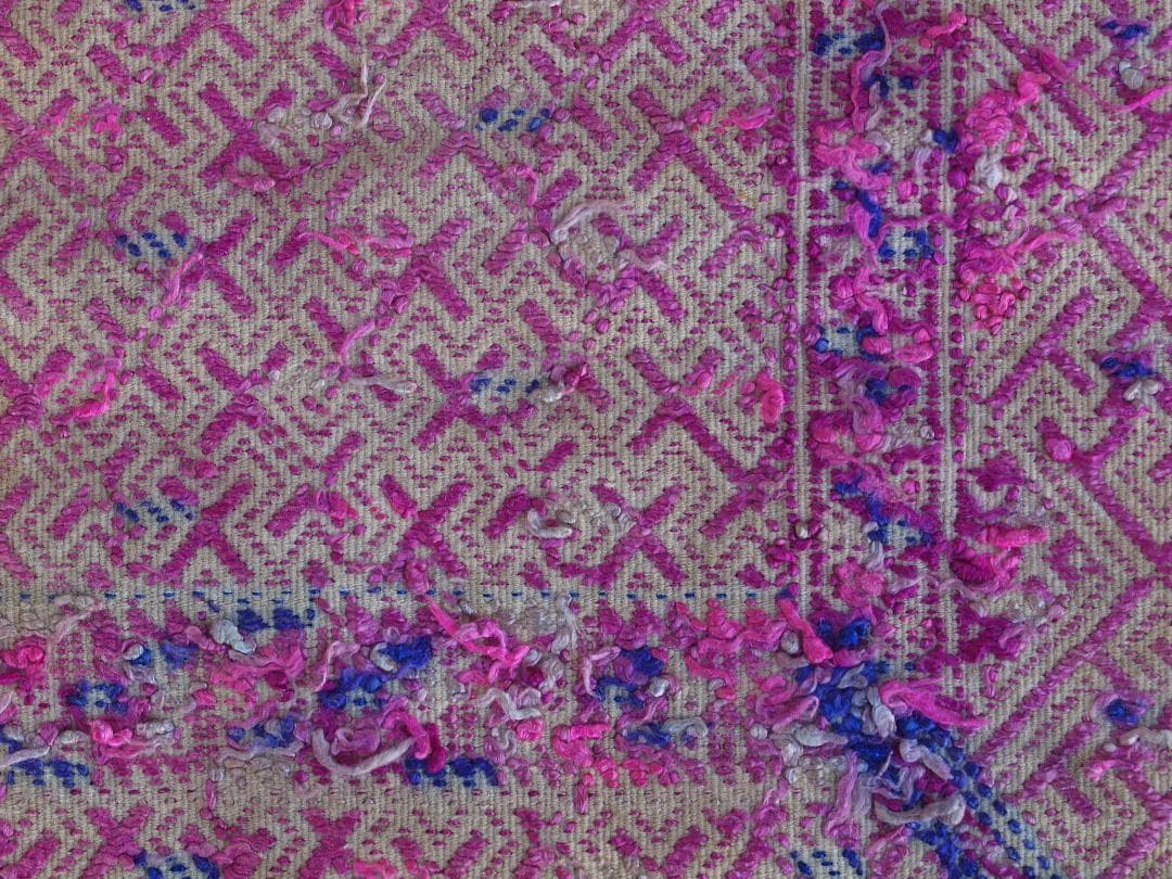 艶のある紫で卍・雷紋などを描く、中国チワン族の2