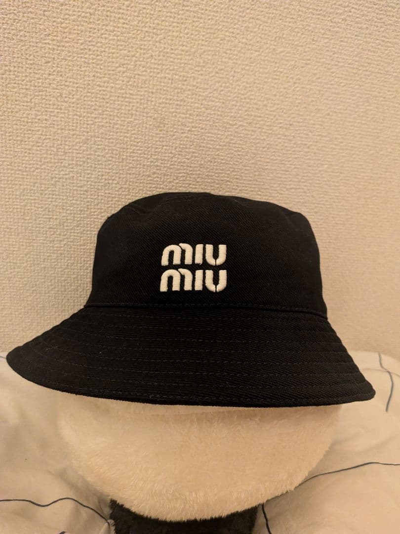 MIU MIU ブラック バケットハット miu miu（ミュウミュウ） ロゴ ベルベットバケットハット 帽子