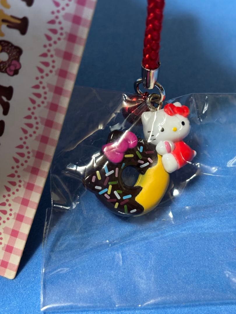 ご当地キティ ロールケーキ ドーナツ 根付け 2点セット - メルカリ