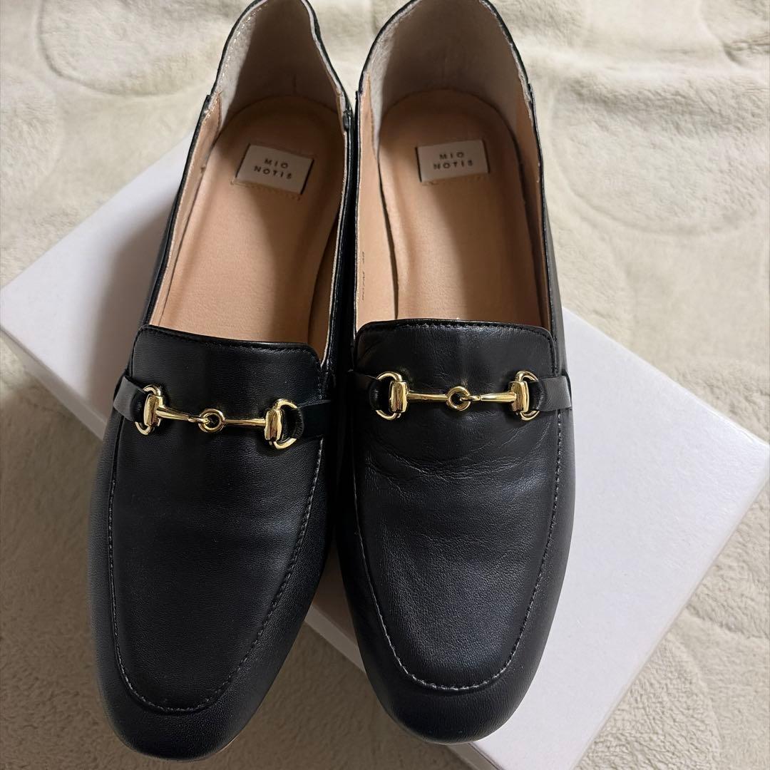 黒フェイクレザー ローファー ゴールド金具 - メルカリ