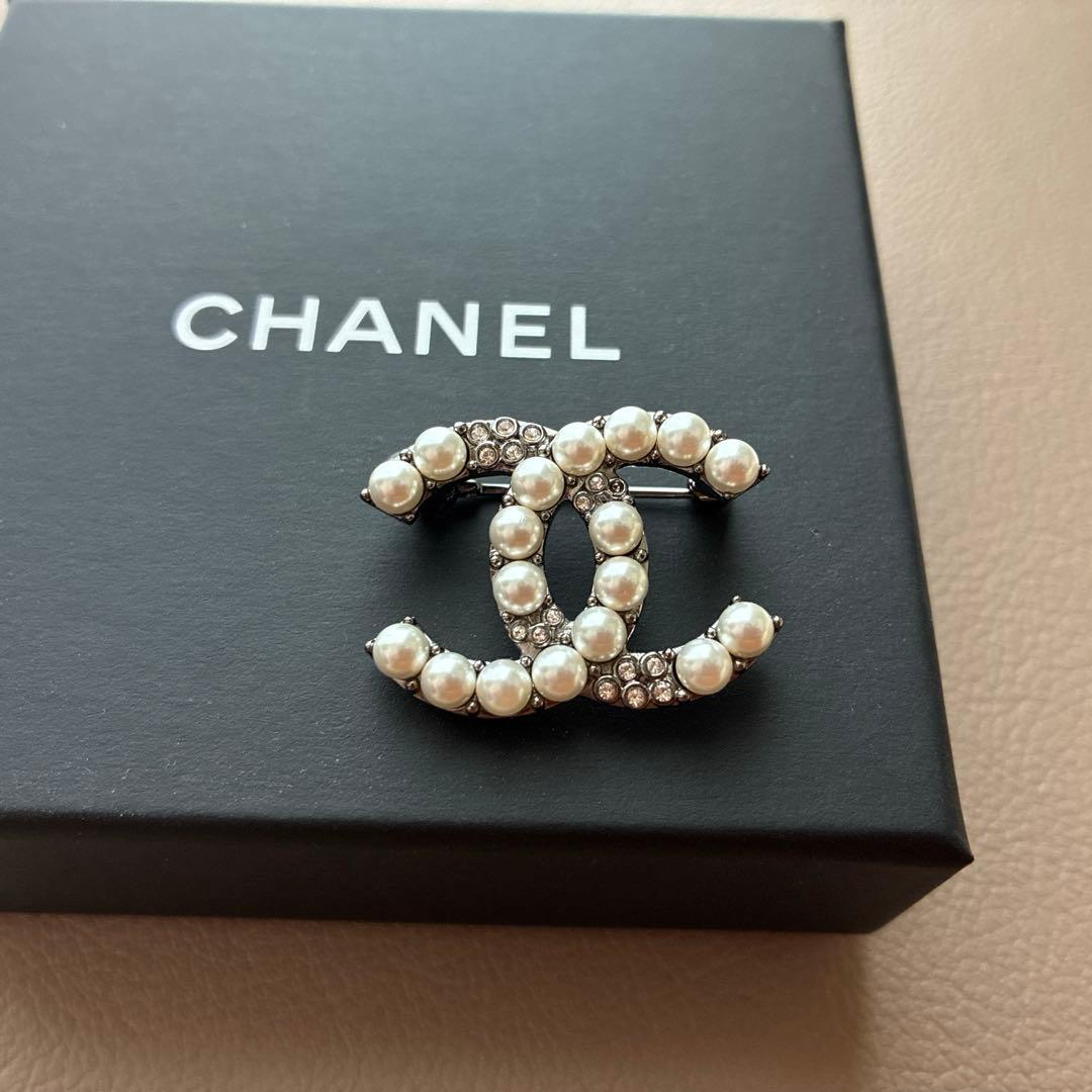 シャネル CHANEL ブローチ ココマーク シルバーxホワイト B21A