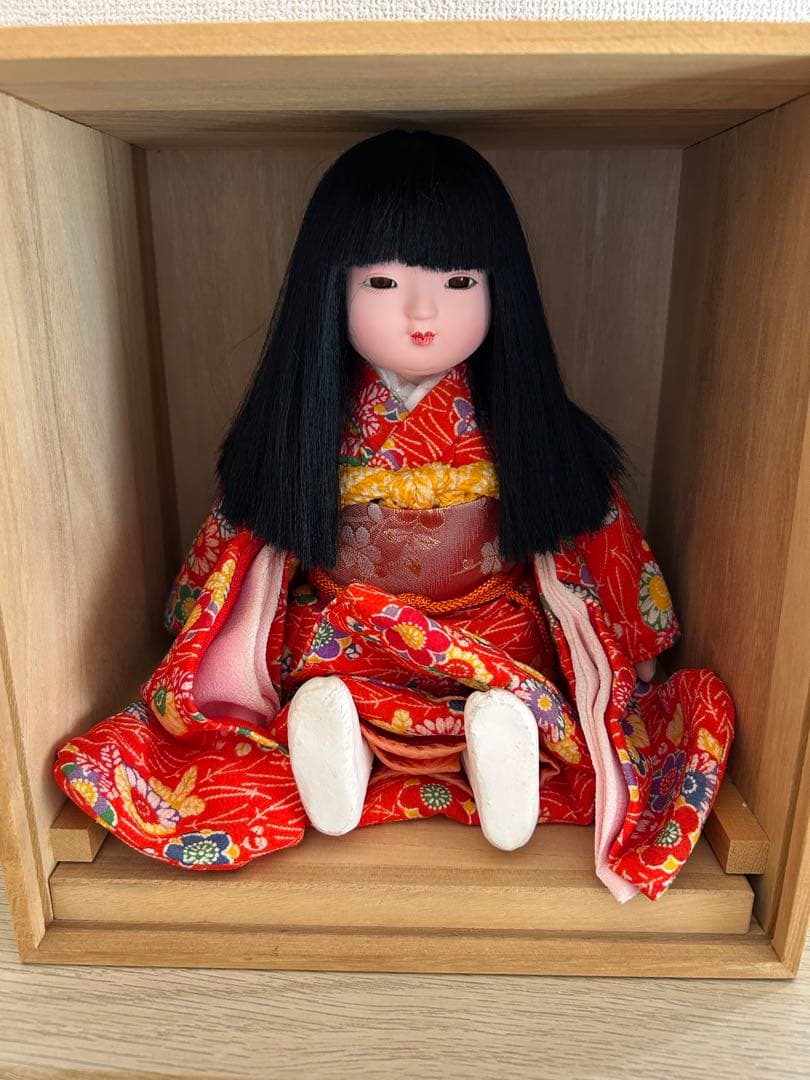 友禅いちまさん 市松人形 赤い着物 黒髪 座る姿勢 桐箱入り - メルカリ