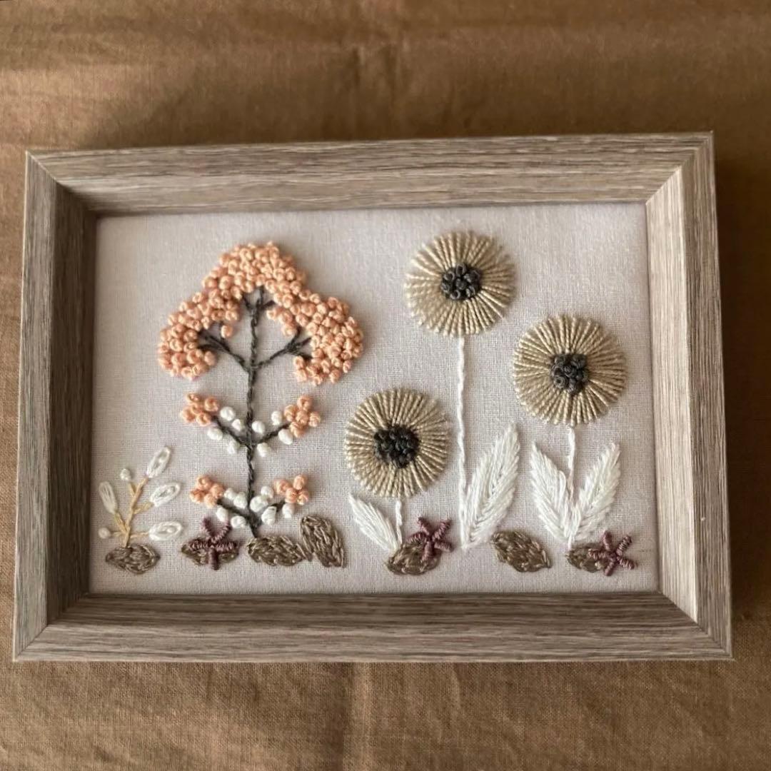ハンドメイド 刺繍フレーム 北欧カラーの草花 - メルカリ