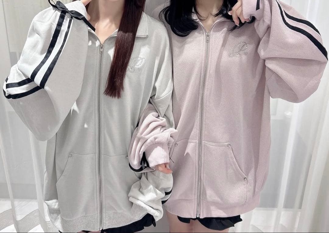 pium ダブルラインビジュープリントジップスウェット - メルカリ