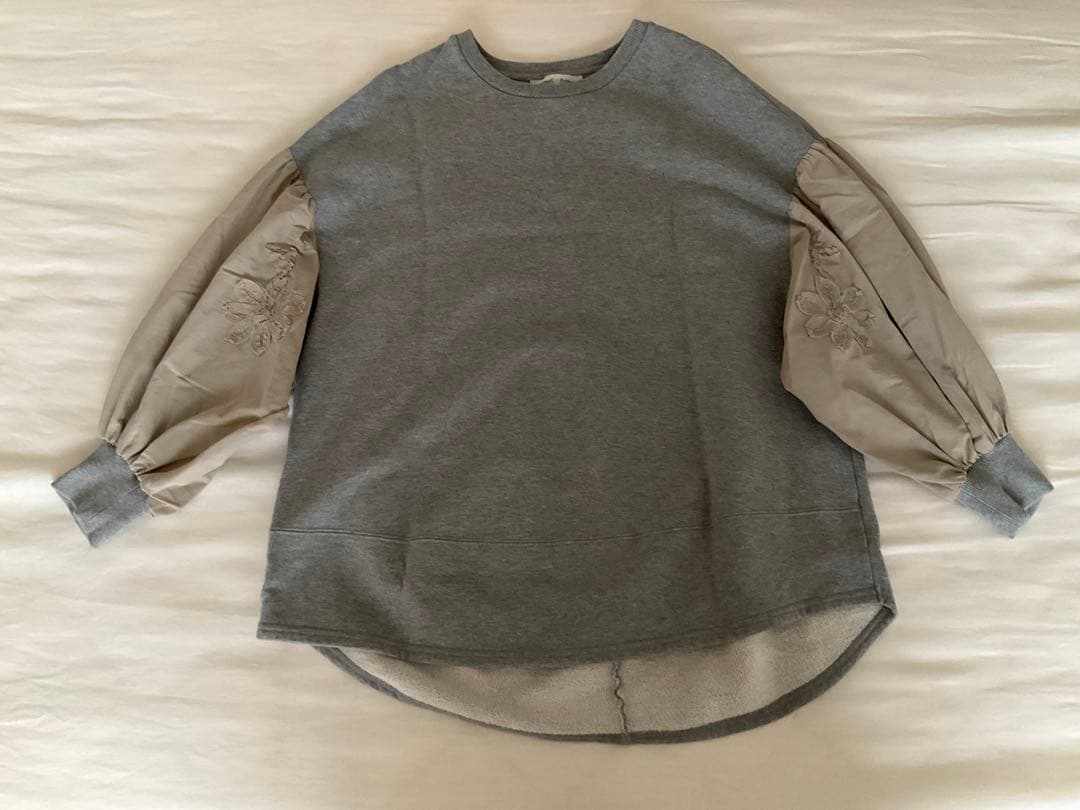 ビアズリー 花刺繍袖パフトレーナースエット - メルカリ