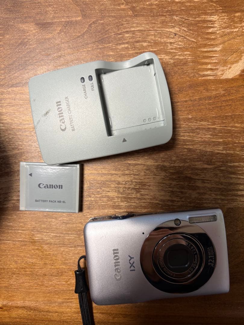 Canon IXY コンパクトデジタルカメラ シルバー バッテリー 充電器付き