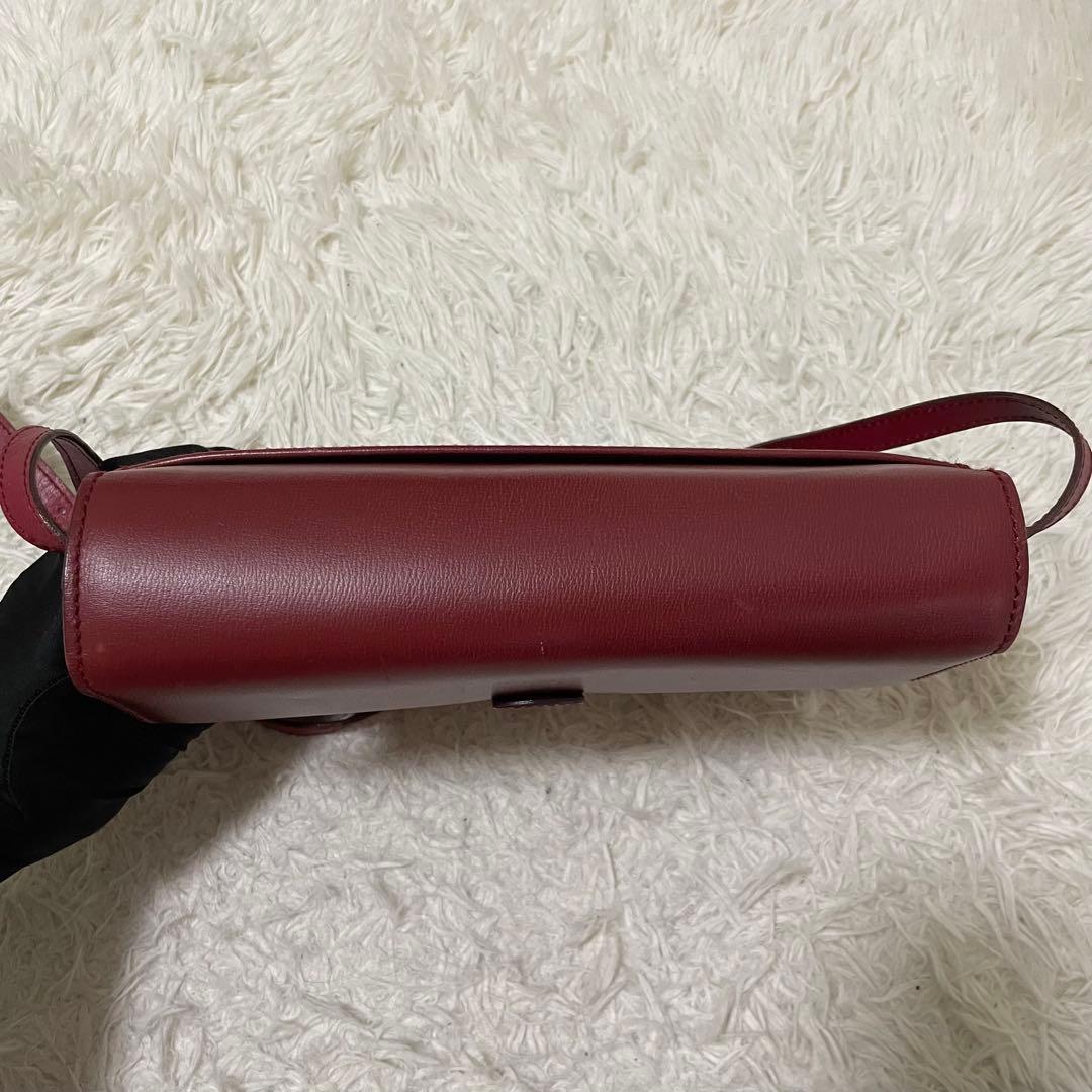 美品 フェラガモ カメラバッグ レッド シルバー金具 ロゴ刻印