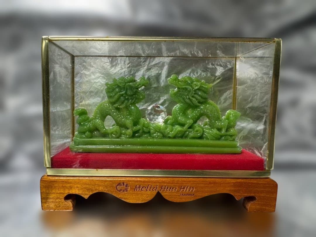 貔貅 ヒキュウ 翡翠 ヒスイ 置物 オブジェ 風水 木製台座付き - メルカリ