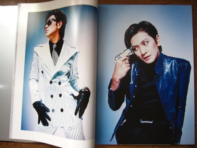 みつめあう2人 吉井和哉 直筆サイン入り写真付き - メルカリ