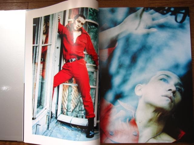 みつめあう2人 吉井和哉 直筆サイン入り写真付き - メルカリ