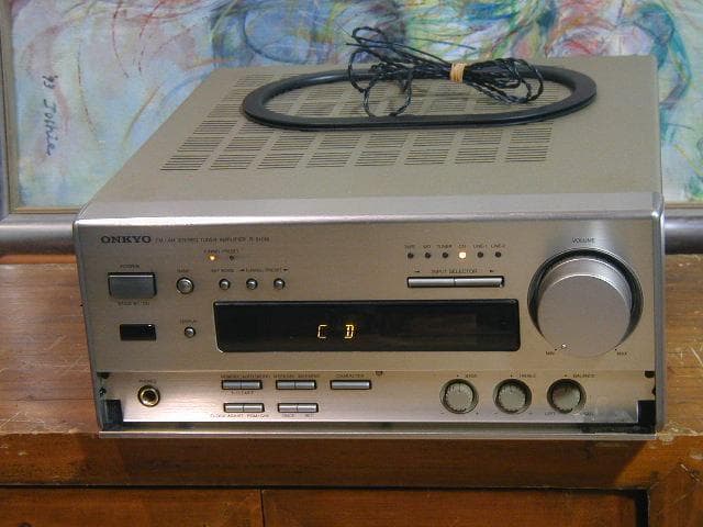 ☆ONKYO R-810M チューナー付きアンプ。当時定価41000円動作良好