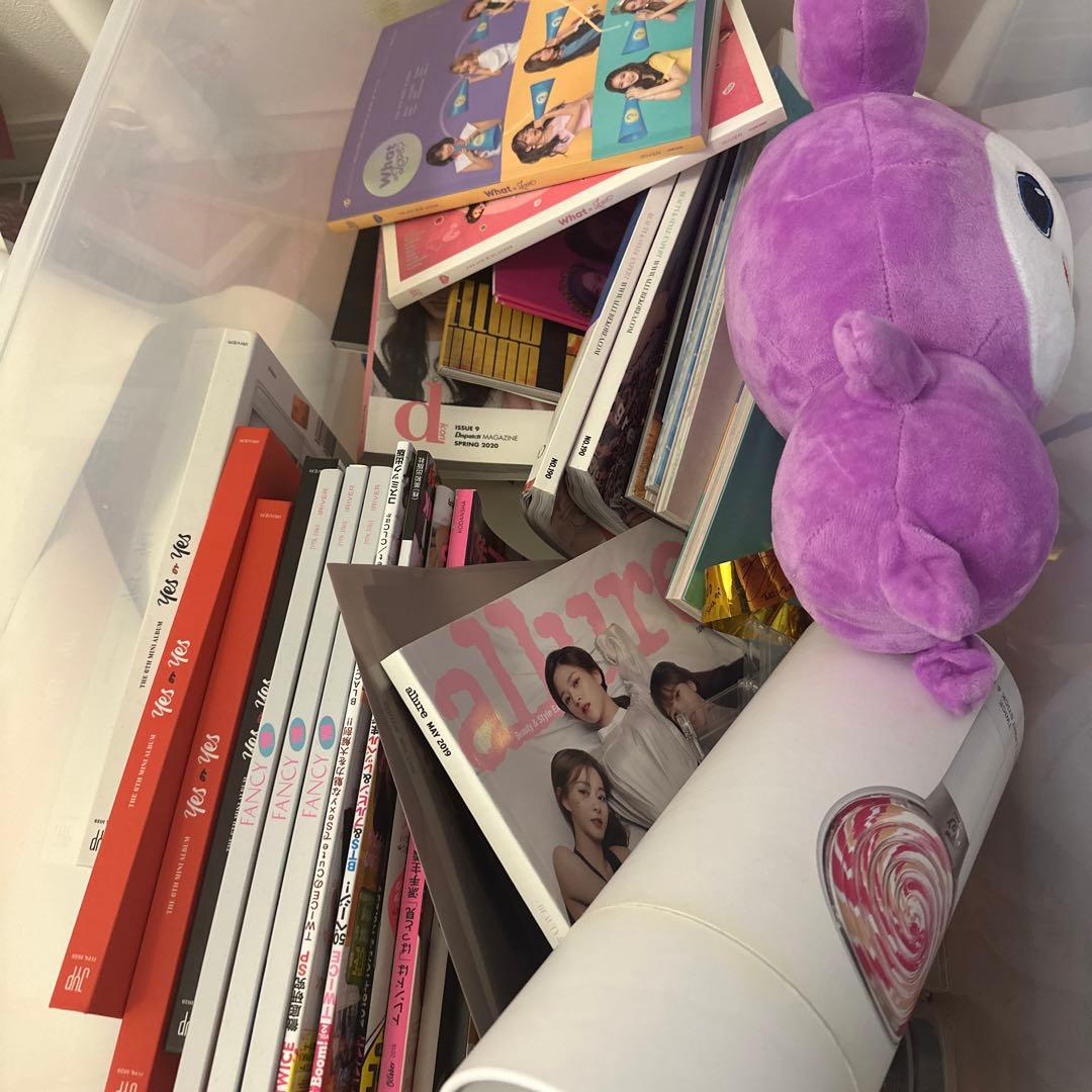 値下げ中！】TWICE グッズ アルバム 全種類 特典付き - メルカリ