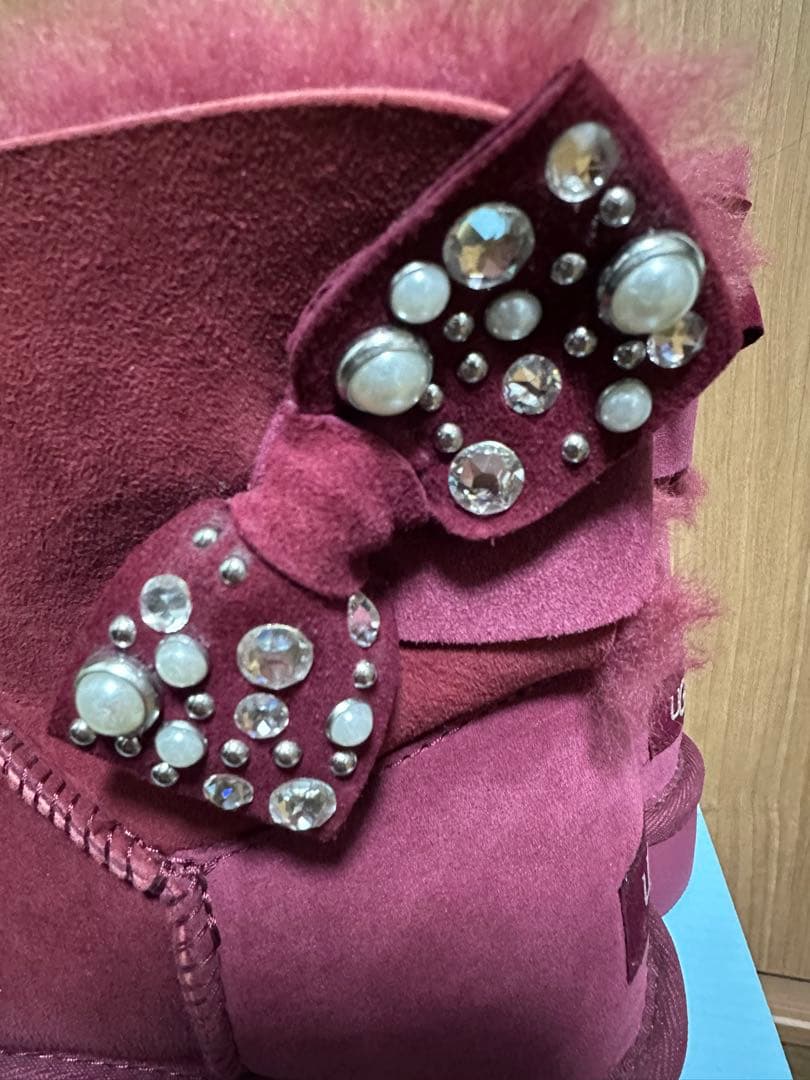 UGG バーガンディ ムートンブーツ リボン付き 美品 - メルカリ