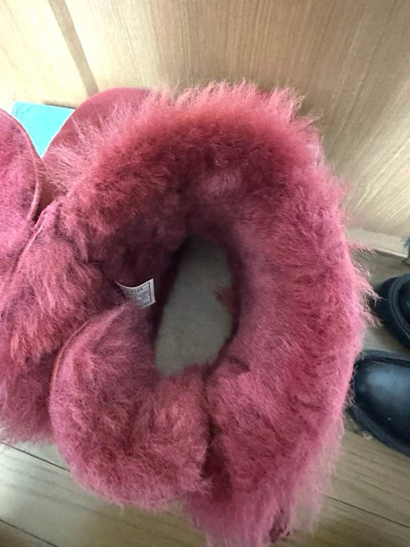 UGG バーガンディ ムートンブーツ リボン付き 美品 - メルカリ