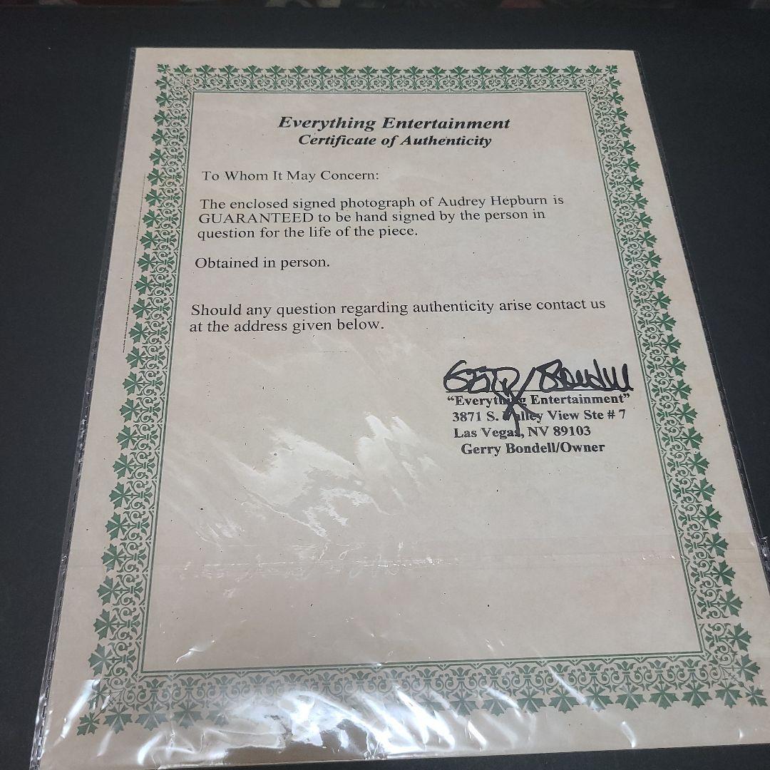 オードリーヘプバーン サイン入り写真+証明書 - メルカリ