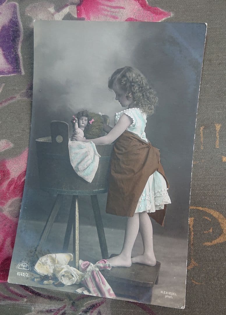 アンティーク ポストカード 少女と人形 - メルカリ