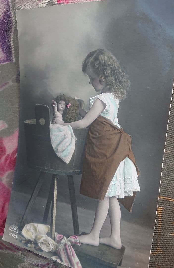 アンティーク ポストカード 少女と人形 - メルカリ