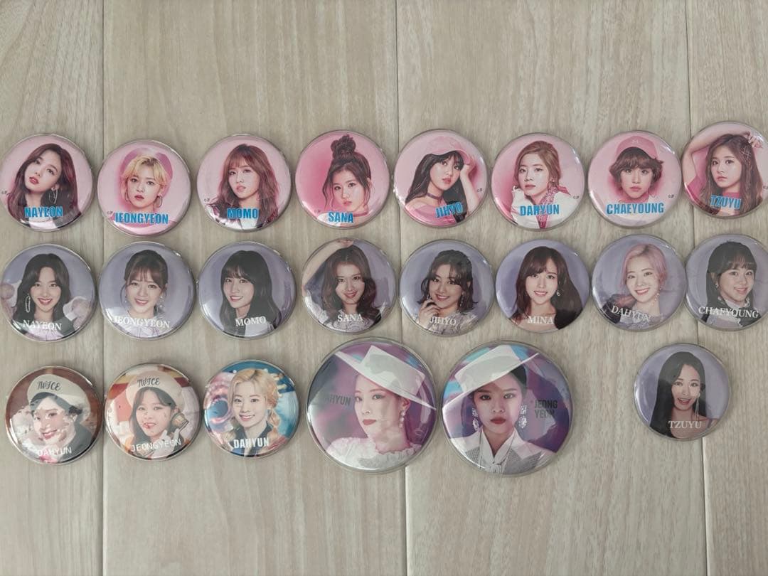 ぱくちよ様専用】TWICE まとめ売りCD50枚・トレカ306枚・うちわなど