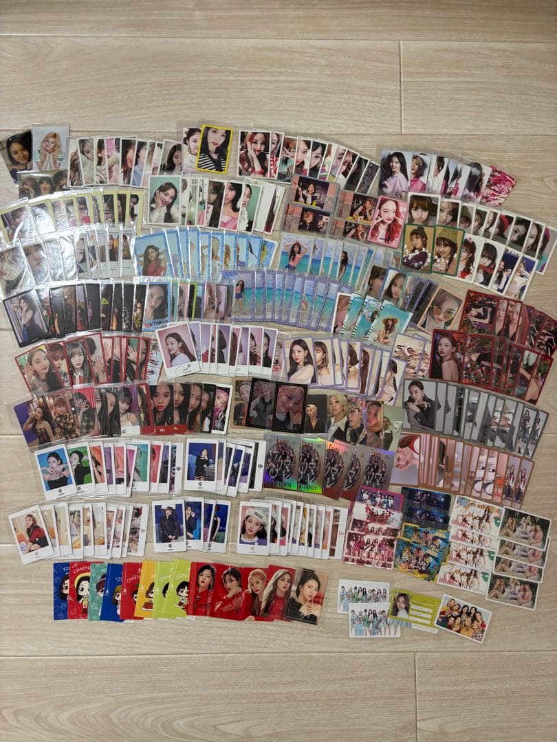 ぱくちよ様専用】TWICE まとめ売りCD50枚・トレカ306枚・うちわなど