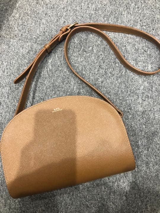 A.P.C ハーフムーン　マロングラッセ　ショルダーバッグ APC A.P.C. アーペーセー ハーフムーン ショルダーバッグ ポシェット