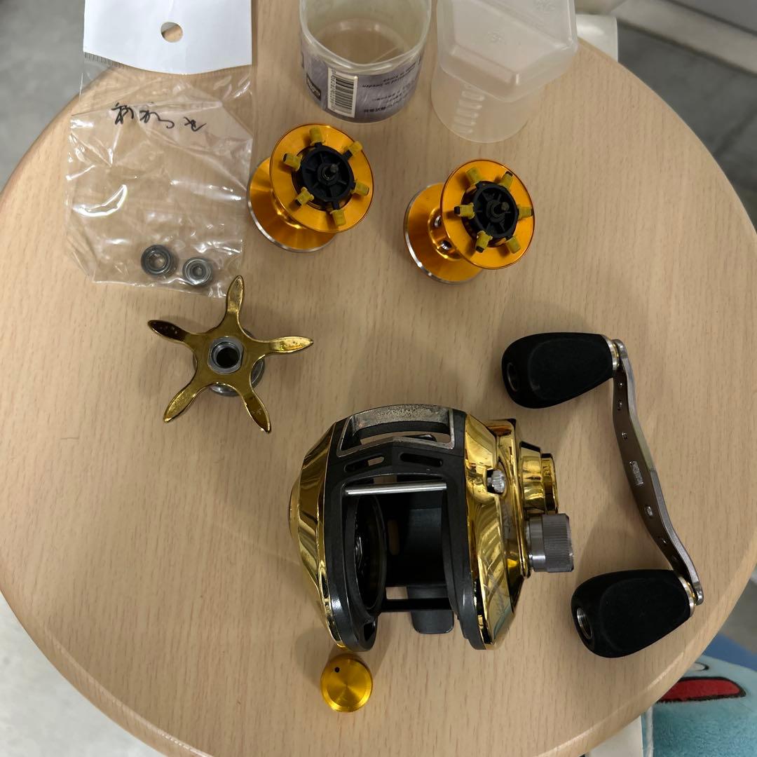 ジャンク部品取り用　アブガルシア　レボ　アカツキ　旧型　写真2枚 Yahoo!オークション -「レボアカツキ」(アブガルシア) (ベイトリール