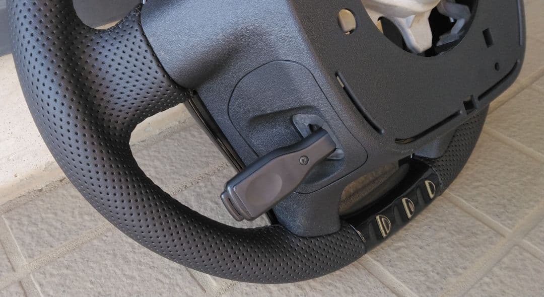 トヨタ アクア NHP10 社外ハンドル ピアノブラック パンチングレザー