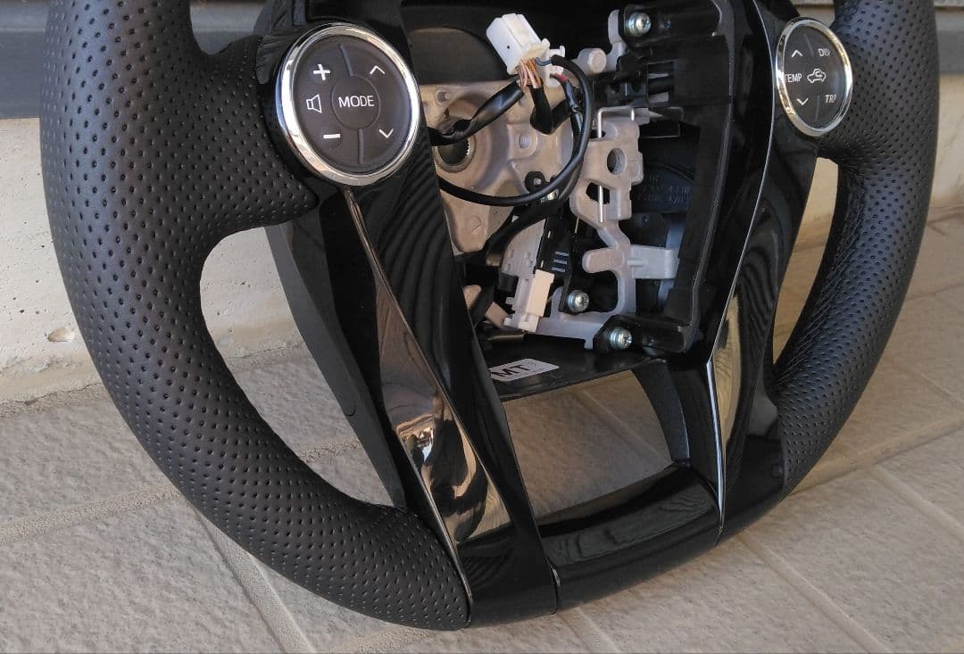 トヨタ アクア NHP10 社外ハンドル ピアノブラック パンチングレザー