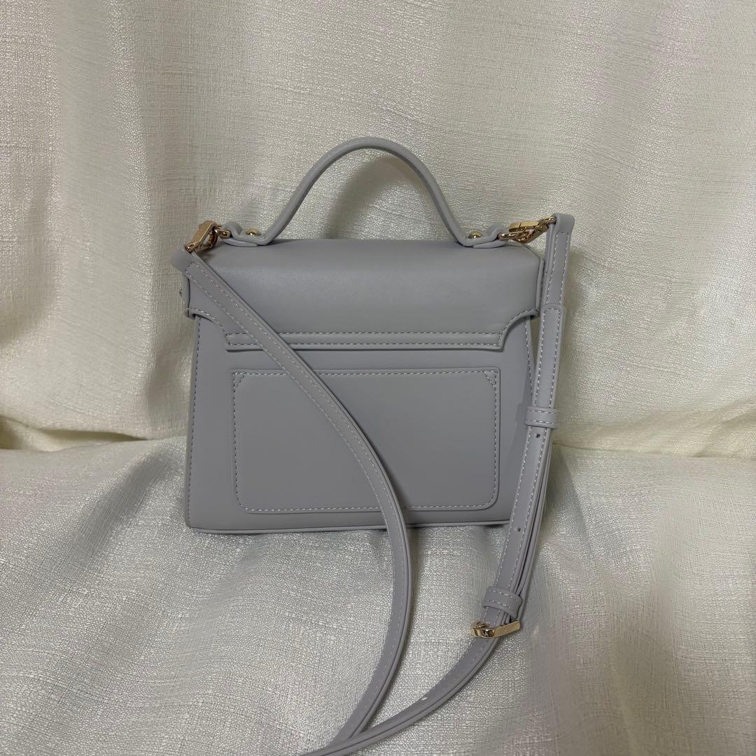 DIANA ライトグレー スタッズ ・ビジュー付きハンドバッグ - メルカリ