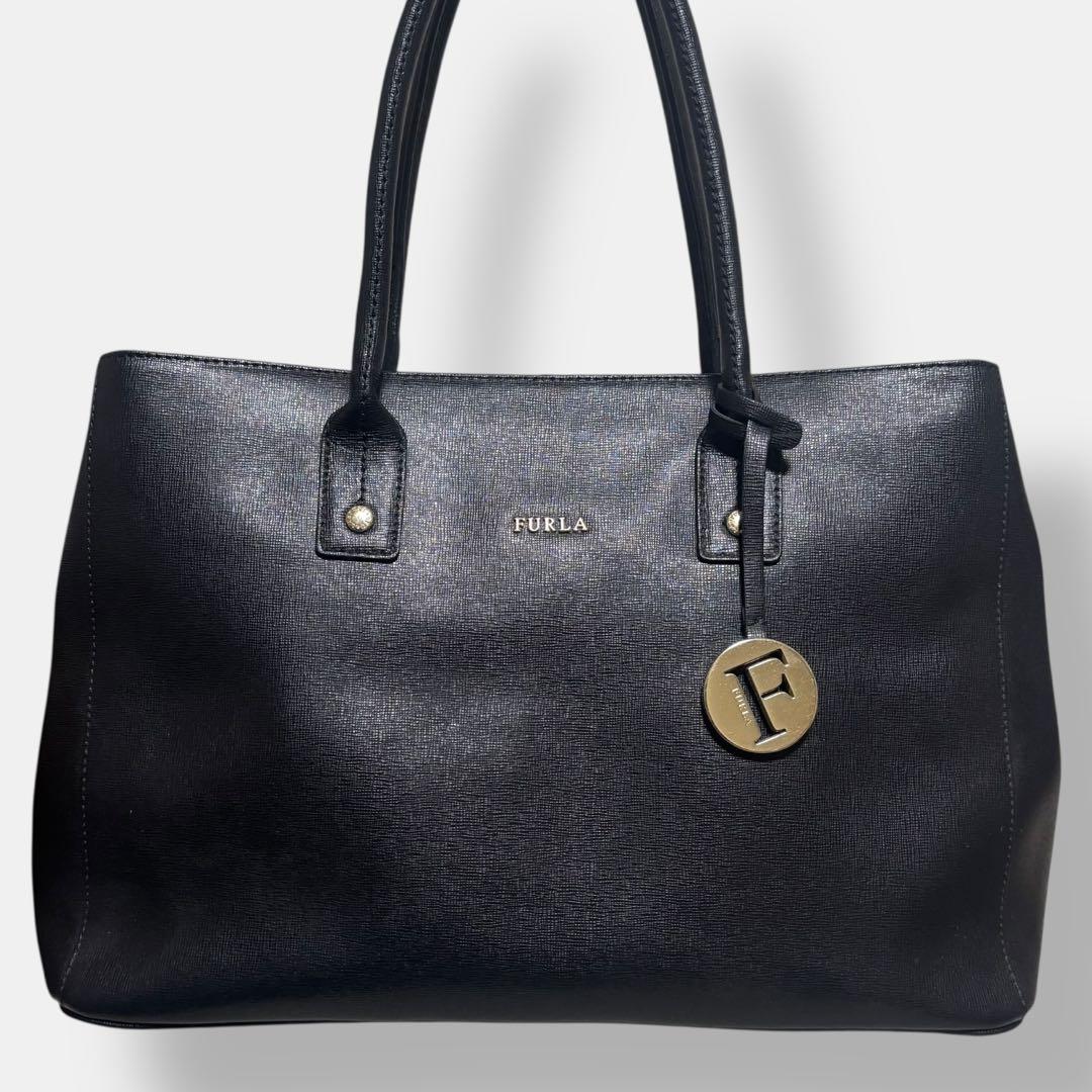 極美品 フルラ リンダ トートバッグ 2way 自立 レザー 黒 チャーム付き